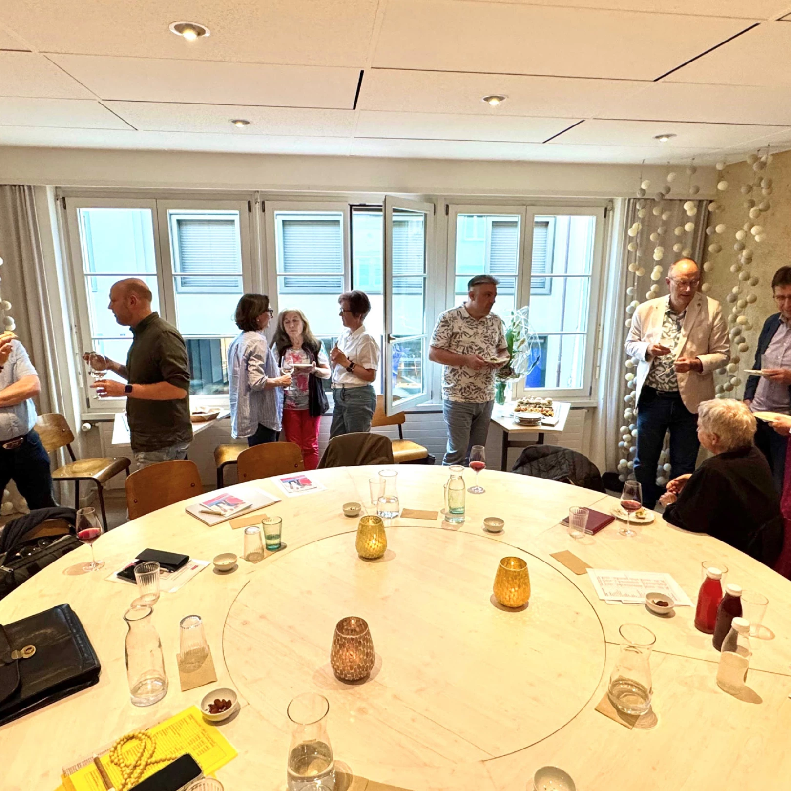 Personen im Austausch beim Apéro von benevol Baselland nach der Mitgliederversammlung 2025