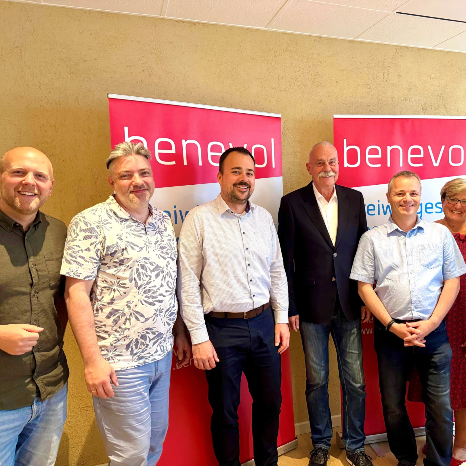 Vorstandsmitglieder von benevol Baselland mit Kantonsvertretern vor benevol-Roll-ups