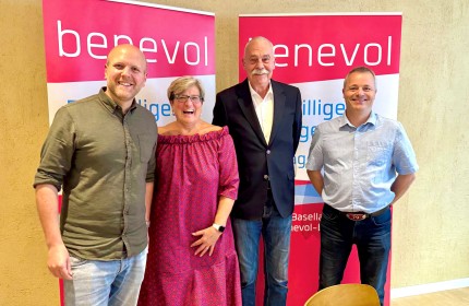 Vorstandsmitglieder von benevol Baselland 2025 vor benevol Roll-ups