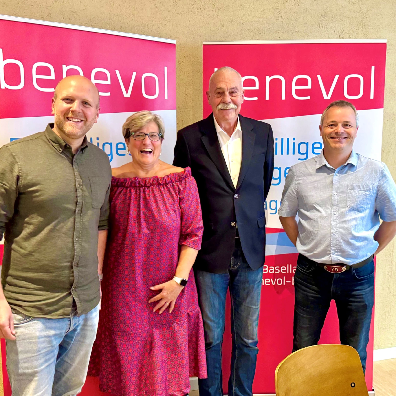 Vorstandsmitglieder von benevol Baselland 2025 vor benevol Roll-ups