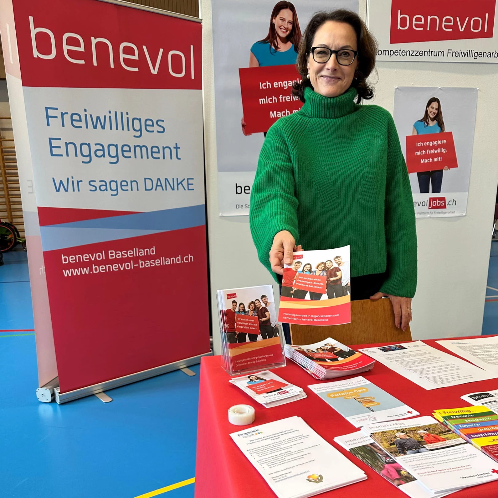Vertreterin von benevol Baselland am Informationsstand in Reinach mit Flyer