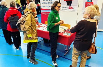 Vertreterin von benevol Baselland am Informationsstand in Reinach mit Flyer