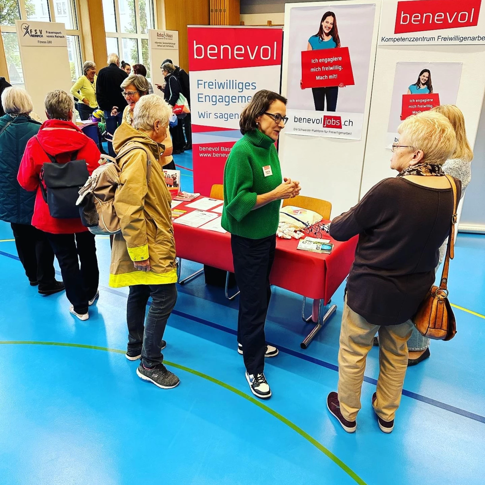 Vertreterin von benevol Baselland am Informationsstand in Reinach mit Flyer