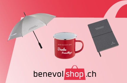 Werbeartikel aus dem benevolshop.ch: Regenschirm, Tasse, Notizbuch für Freiwillige