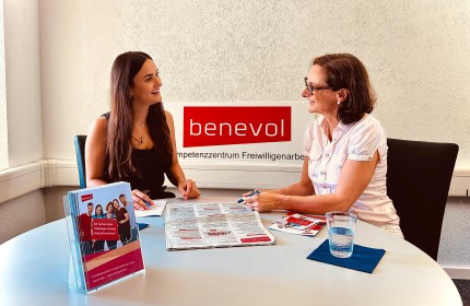 Die Geschäftsleiterin von benevol BL berät eine interessierte Freiwillige
