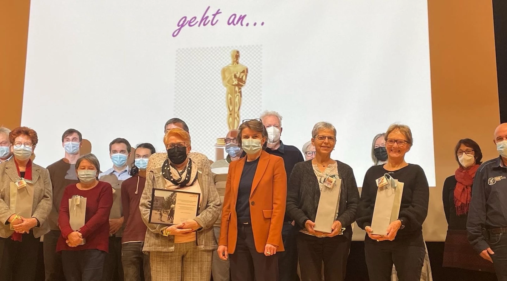 Teilnehmerinnen und Teilnehmer Baselbieter Freiwilligenpreis 2021 auf der Bühne