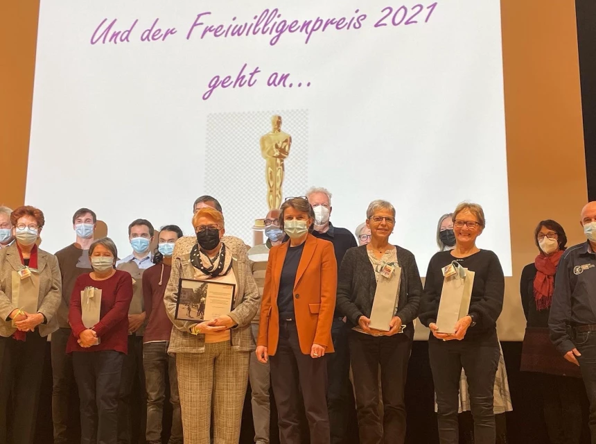 Teilnehmerinnen und Teilnehmer Baselbieter Freiwilligenpreis 2021 auf der Bühne