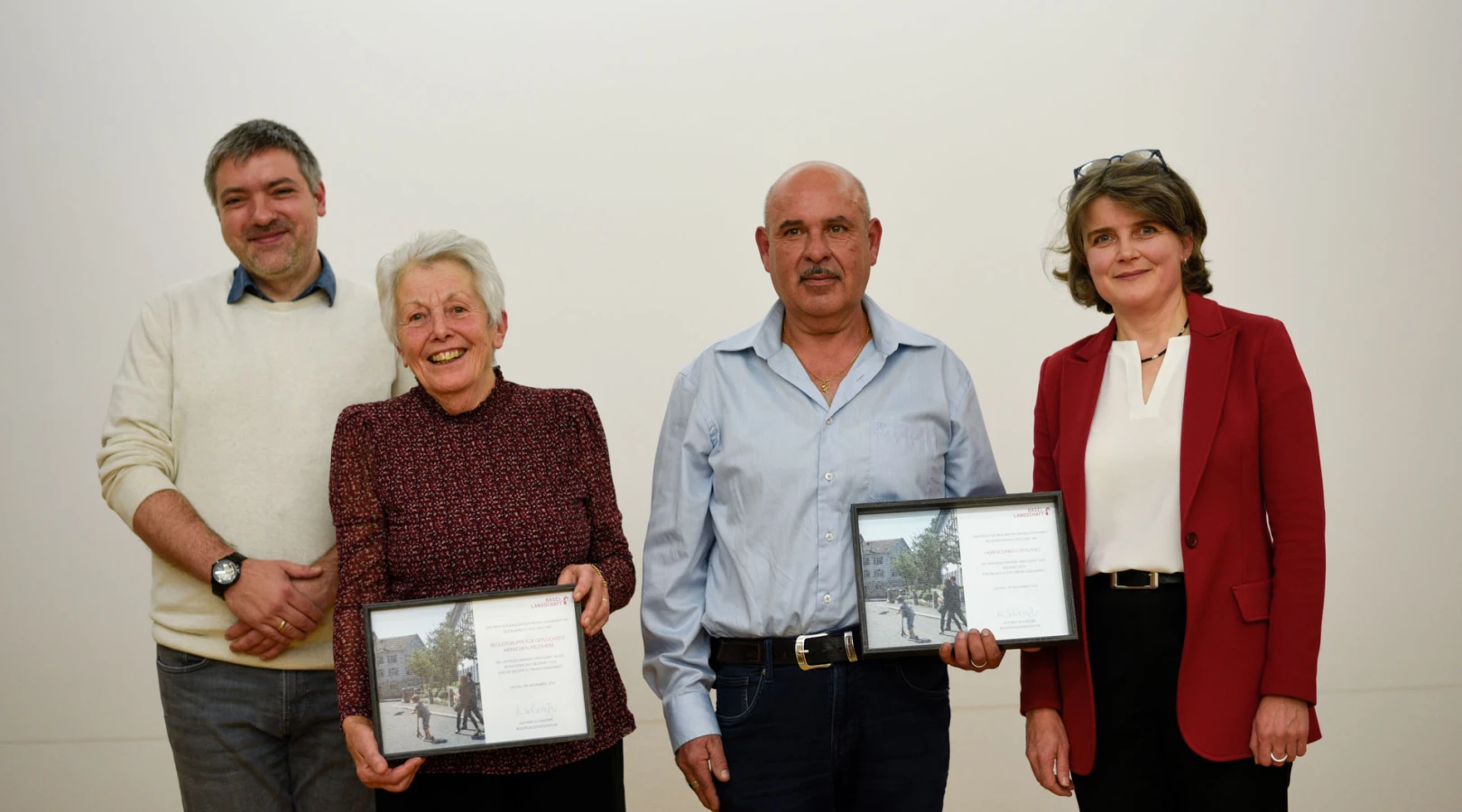 Gewinnerinnen und Gewinner des Baselbieter Freiwilligenpreises 2022 mit Urkunden