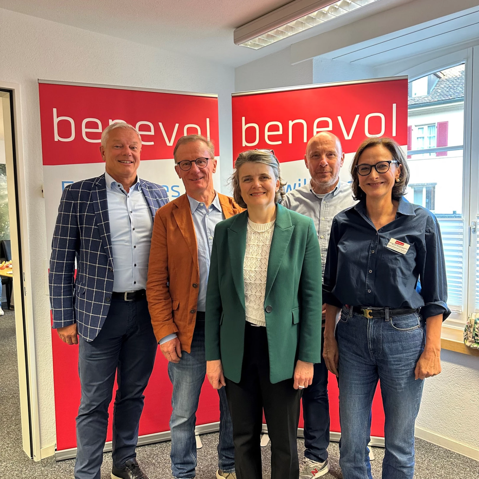 Sponsoren am Jubiläumsfest von benevol Baselland posieren vor benevol-Rollups